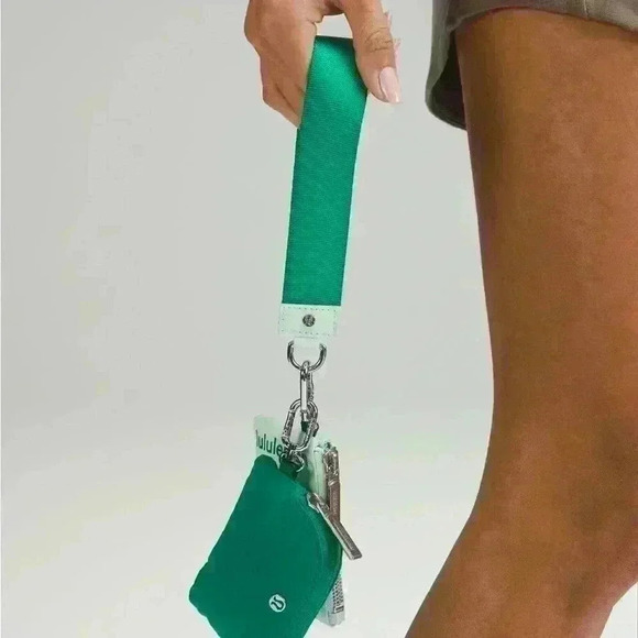 💚 Lululemon Dual Pouch Wristlet in SOLD OUT Emerald Ice/Mint Green preppy chic - Picture 2 of 4